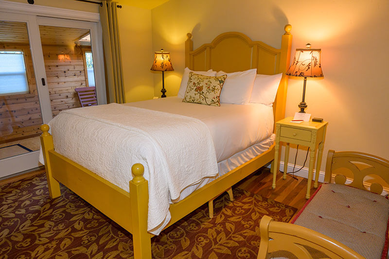 Napa Cottages 2 bedroom large primary bedroom nking bed