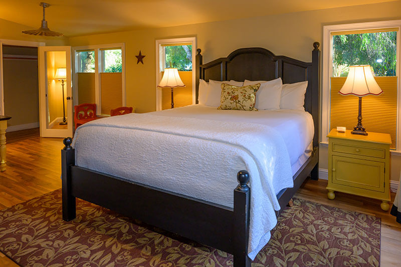 Napa Cottages 2 bedroom large primary bedroom nking bed
