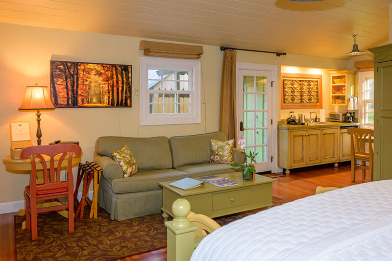 Napa Cottages Romanic King living room area and kitchenette
