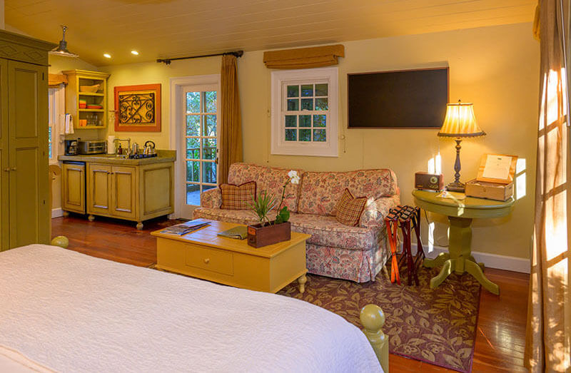 Napa Cottages Cozy King living room area